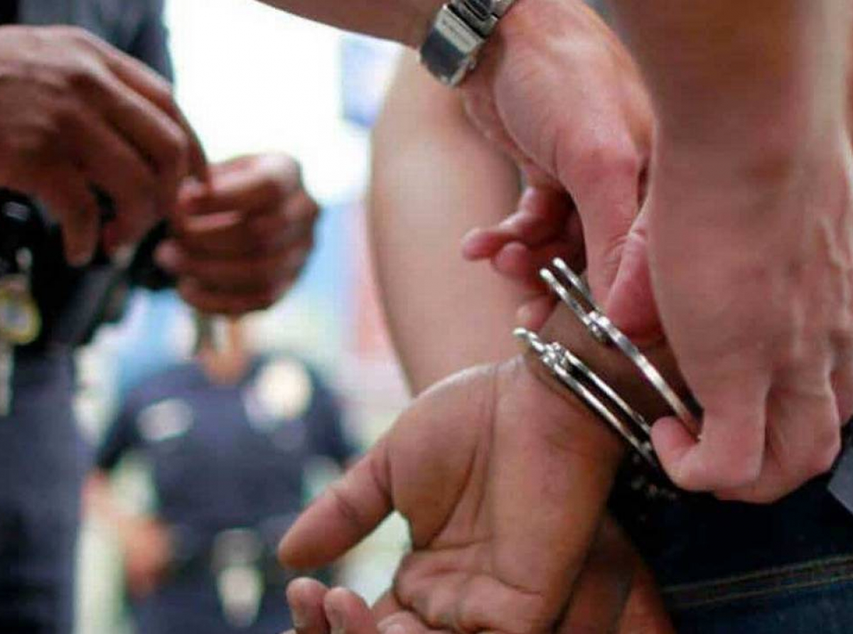 Policía es detenido por supuesta violación a mujer retenida en barandilla